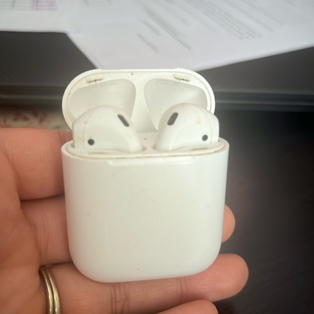 Air pod pros- works well. Comes with charger. Charges fast